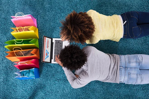 Podwyższone Widok Pary Leżąc Dywanie Zakupy Online Laptopie — Zdjęcie stockowe