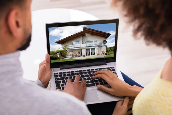 Close Van Een Paar Kijken Naar Huis Laptop — Stockfoto