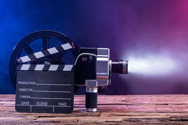 Close Van Een Verlichte Filmcamera Met Filmrol Klepel Karton Houten — Stockfoto