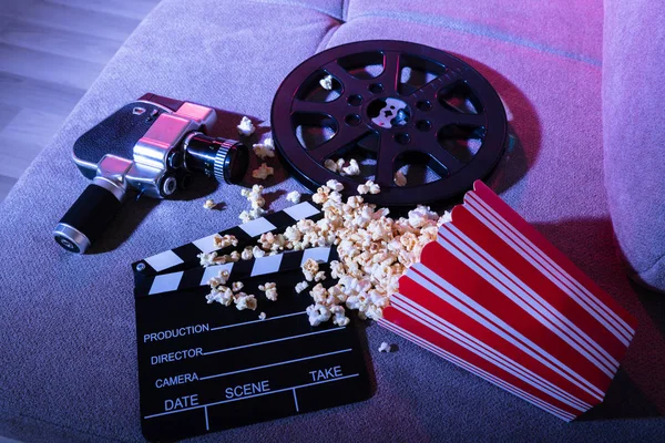 Vista Ángulo Alto Palomitas Derramadas Con Clapperboard Cámara Cine Noche — Foto de Stock