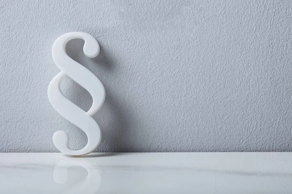 Close Paragraph Symbol Leaning White Wall — Stok Foto