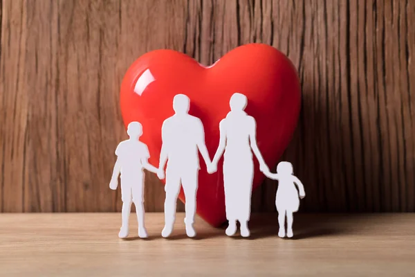 Close Uma Família Segurando Mãos Além Forma Vermelha Coração — Fotografia de Stock