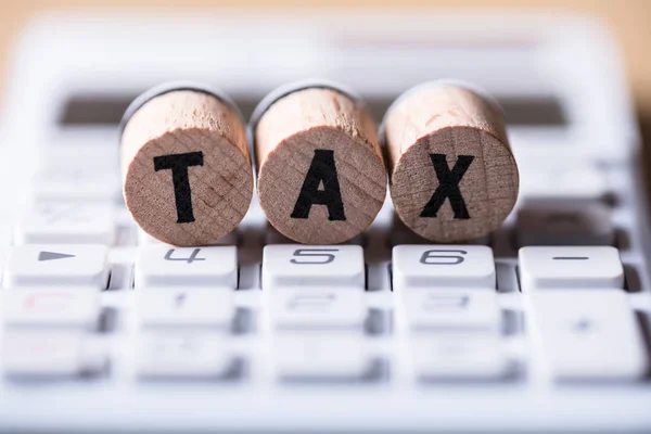Крупный План Налогового Текста Пробке Над Калькулятором — стоковое фото