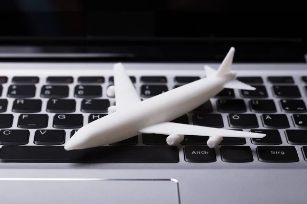 Erhöhte Ansicht Der Weißen Flugzeug Miniatur Auf Der Laptop Tastatur — Stockfoto