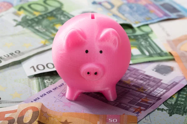 Pembe Piggy Banka Euro Banknot Üzerinde Close — Stok fotoğraf