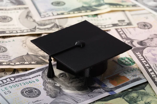 Primo Piano Black Graduation Cap Dollar Banconote — Foto Stock