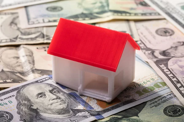 Close Amerikan Banknotlar Üzerinde Kırmızı Çatılı Evi Modeli — Stok fotoğraf