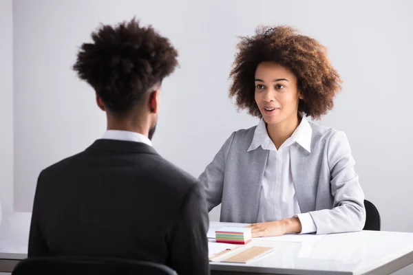 Jovem Empresária Entrevistando Candidato Masculino Local Trabalho — Fotografia de Stock