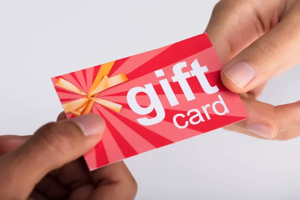 Close Dois Empresários Mão Segurando Cartão Presente Vermelho — Fotografia de Stock