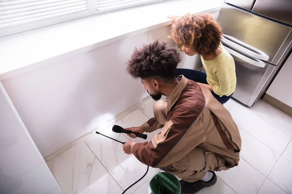 Jonge Mannelijke Pest Control Werknemer Met Behulp Van Fakkel Tijdens — Stockfoto