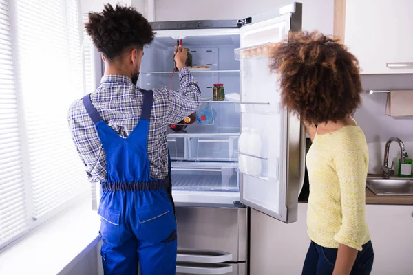 Woman Looking Male Repairman Checking Refrigerator Digital Multimeter — Stock Photo, Image