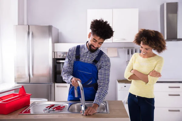 Mutfakta Erkek Musluk Tamircisi Bakan Mutlu Kadın — Stok fotoğraf