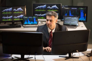 Office birden çok bilgisayar ekranında arıyorum erkek borsa Broker Olgun