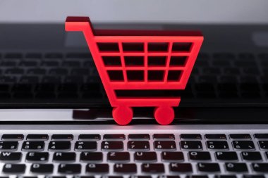 Alışveriş sepeti Laptop kırmızı Close-Up