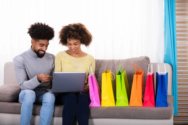 Casal Jovem Compras Line Laptop Com Multi Colorido Sacos Compras — Fotografia de Stock