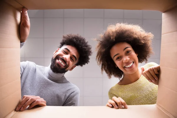 Lage Sectieweergave Van Een Jonge Gelukkige Paar Zoek Kartonnen Doos — Stockfoto