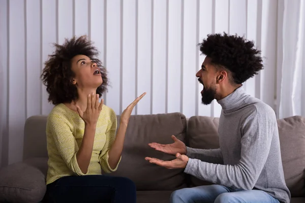 Pareja Joven Sentada Sofá Peleándose Casa —  Fotos de Stock