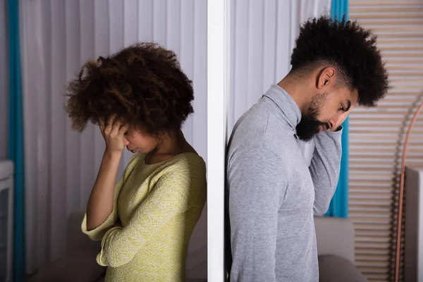 Vue Latérale Jeune Couple Malheureux Debout Dos Maison — Photo