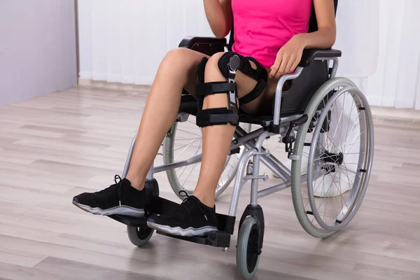 Pacjentka Kolana Szelki Siedząc Wózku Inwalidzkim — Zdjęcie stockowe