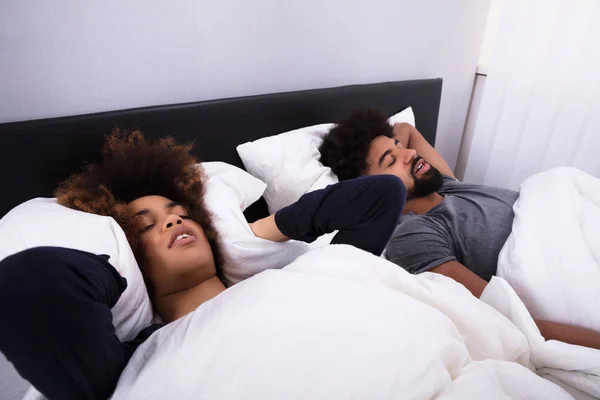 Vista Elevada Mujer Joven Cubriendo Sus Oídos Con Almohada Mientras — Foto de Stock