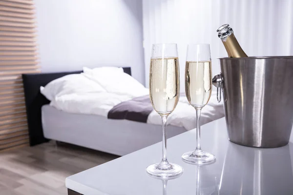 Gros Plan Deux Verres Champagne Sur Table Dans Chambre — Photo