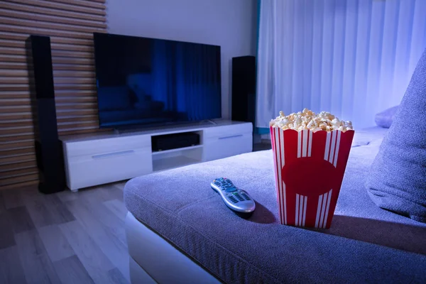 Nahaufnahme Von Popcorn Und Fernbedienung Auf Der Couch Wohnzimmer Bei — Stockfoto