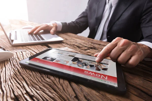 Primer Plano Hombre Negocios Leyendo Noticias Tableta Digital Lugar Trabajo — Foto de Stock