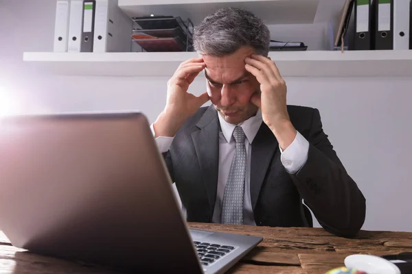 Boos Zakenman Zit Kantoor Met Een Laptop Houten Bureau — Stockfoto