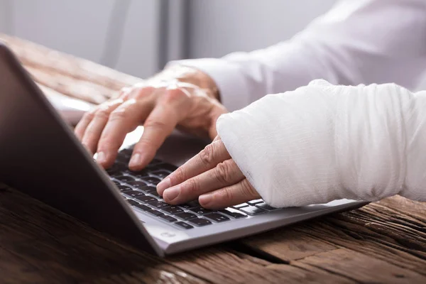 Nahaufnahme Der Hand Eines Geschäftsmannes Mit Handverletzung Mittels Laptop — Stockfoto