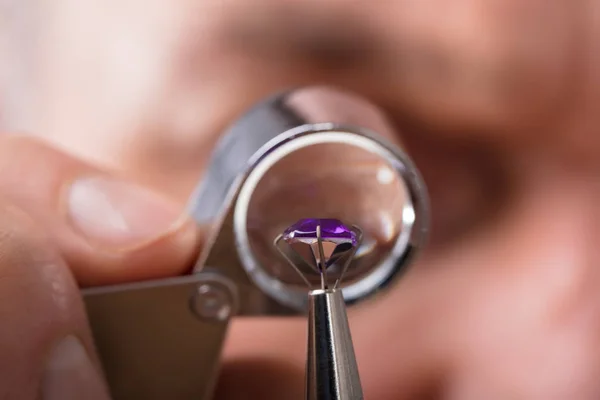 Close Mão Uma Pessoa Verificando Qualidade Diamante — Fotografia de Stock