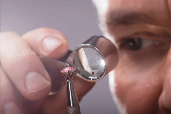 Närbild Persons Hand Kontrollera Diamond Genom Förstoringsglas Lupp — Stockfoto