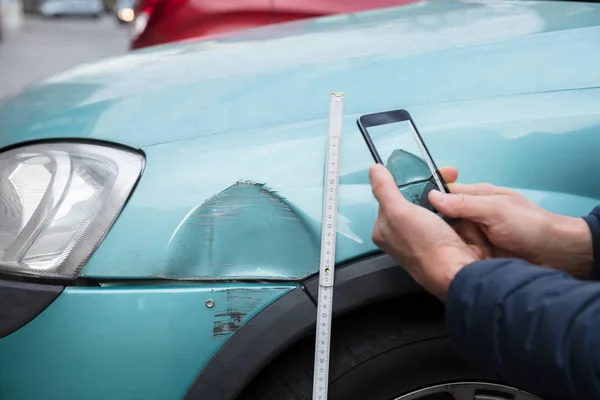 Primer Plano Mano Una Persona Tomando Fotos Accidente Coche Través —  Fotos de Stock