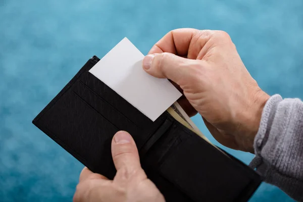 将一个人的手从钱包里取出空白的白色卡片的特写 — 图库照片