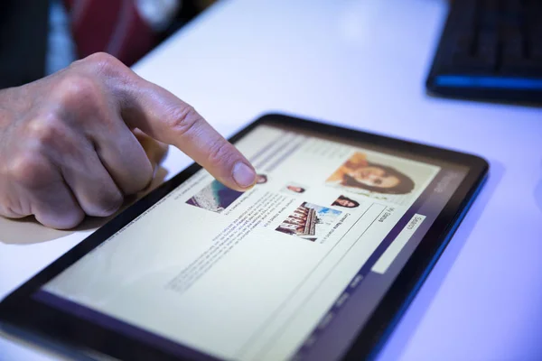 Sosyal Sitesi Üzerinde Dijital Tablet Kullanarak Bir Işadamının Ele Close — Stok fotoğraf