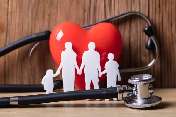 Nahaufnahme Einer Familie Mit Stethoskop Und Roter Herzform — Stockfoto
