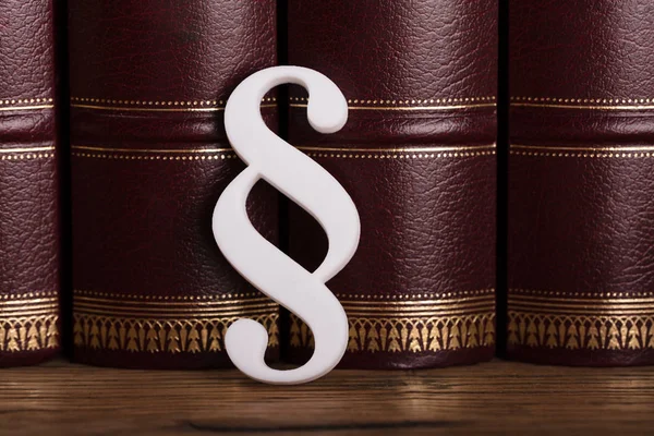 Gros Plan Symbole Paragraphe Blanc Appuyé Sur Les Livres Droit — Photo