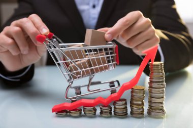 Birikmiş Paralar ve Ok, Business Holding Alışveriş Arabası 'nın Önünde Yukarı Yönü Gösteriyor