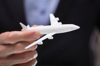 Beyaz uçak tutan bir kişinin el Close-Up