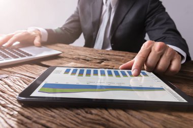 Grafik ile dijital Tablet üzerinde çalışan bir işadamı el Close-Up