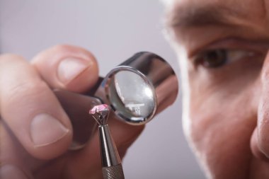 Bir kişinin el elmas büyüteç büyütme aracılığıyla kontrol Close-Up