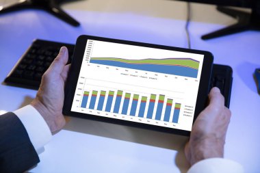 Office dijital tablet mali grafik arıyorsunuz bir işadamının'ın el Close-Up