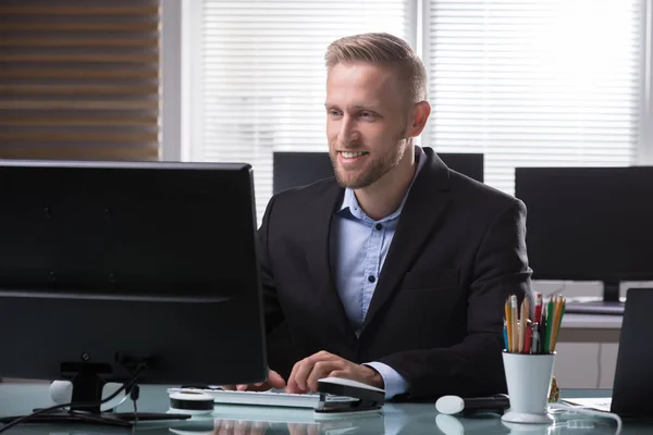 Empresário Feliz Que Trabalha Computador Escritório — Fotografia de Stock