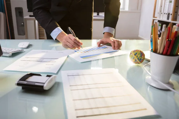 Mano Dell Imprenditore Che Lavora Grafico Finanziario Sul Posto Lavoro — Foto Stock