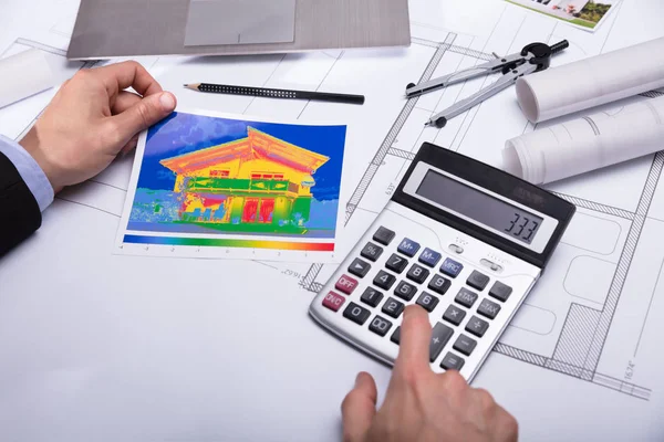 Close Mão Arquitetura Usando Calculadora Enquanto Mantém Perda Calor Térmica — Fotografia de Stock