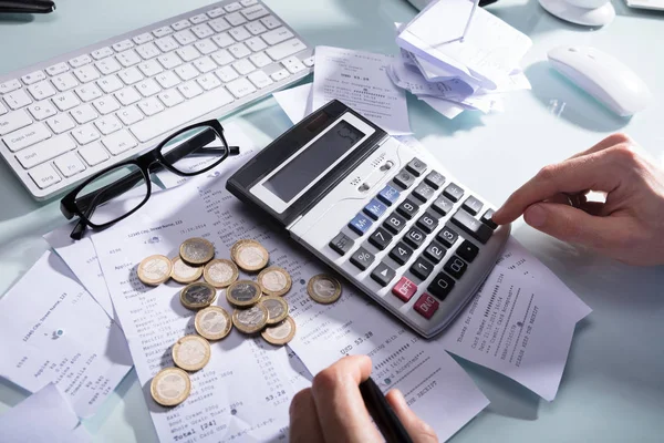 Businessperson Hand Calculating Receipt Coins Eybreglasses Desk — Stock fotografie