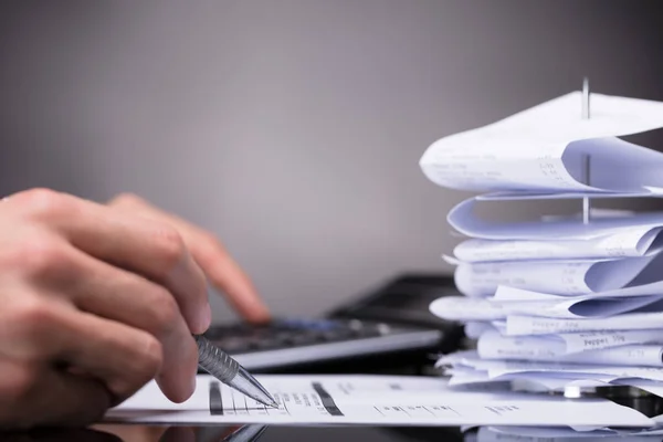 Close Conta Verificação Mão Empresário — Fotografia de Stock