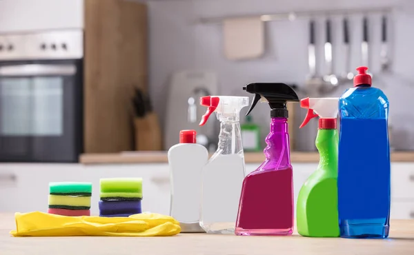 Close Van Het Schoonmaken Van Uitrustingen Handschoenen Houten Bureau — Stockfoto