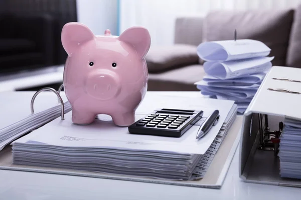 Primer Plano Piggybank Documento Con Recibos Calculadora Escritorio Blanco — Foto de Stock