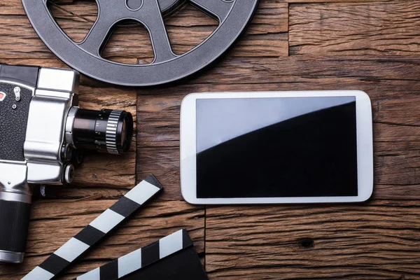 Vista Elevada Smartphone Com Câmera Filme Rolo Filme Fundo Madeira — Fotografia de Stock