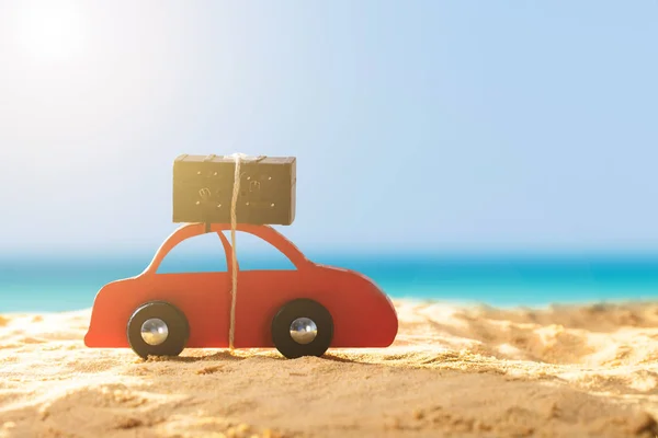 Zbliżenie Czerwony Samochód Bagażem Piaszczystej Plaży Słoneczny Dzień — Zdjęcie stockowe